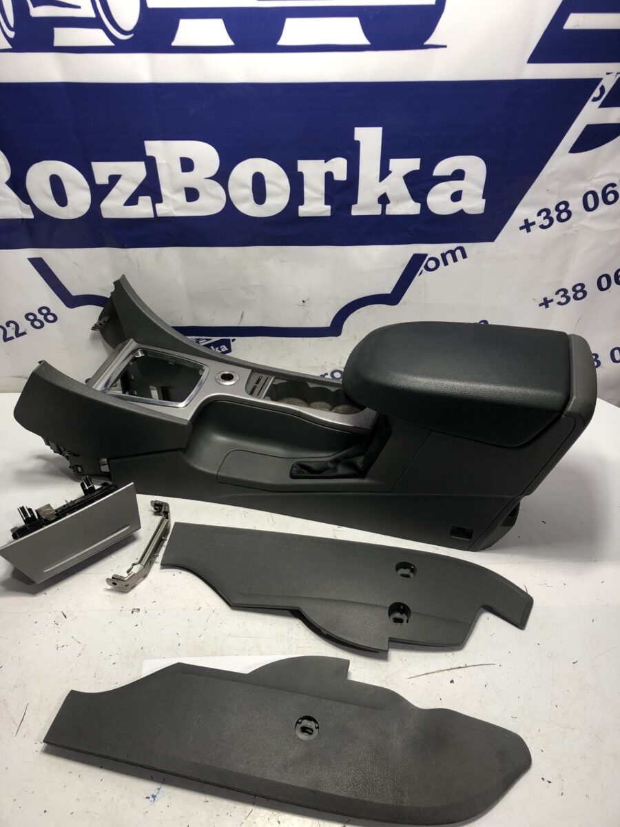 Підлокітник ПРАВЕ КЕРМО! FORD Focus MK2 08-11 4M51A045B55