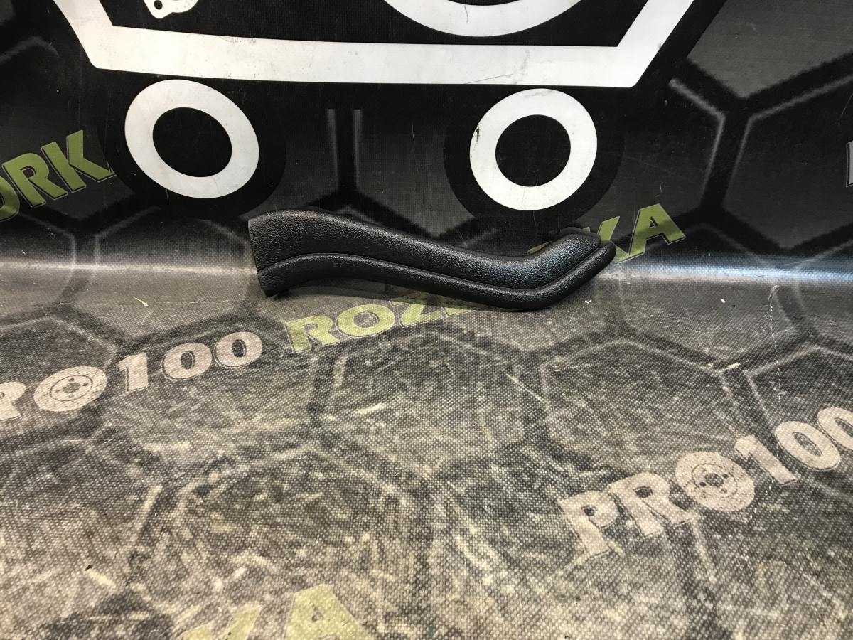 Накладка ручки дверей внутрішня права Ford Fiesta MK6 02-08