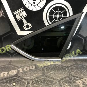 Права задня форточка (хетчбек) FORD Focus MK3 (11-14)