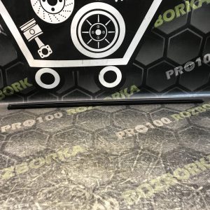 Ущільнювач скла дверей правої перід  Ford Kuga Mk1 (08-12)