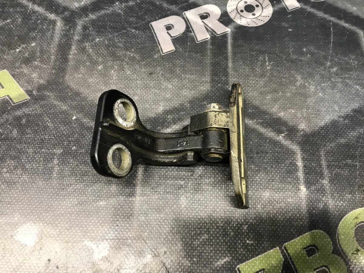 Петля дверей передніх ліва нижня Land Rover Freelander 2 L359 06-14