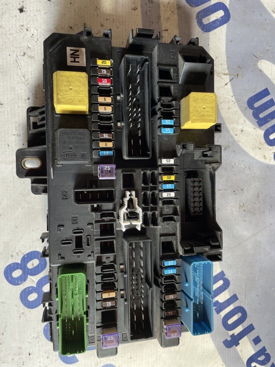 Блок запобіжників салон BSI Opel Zafira B 05-11