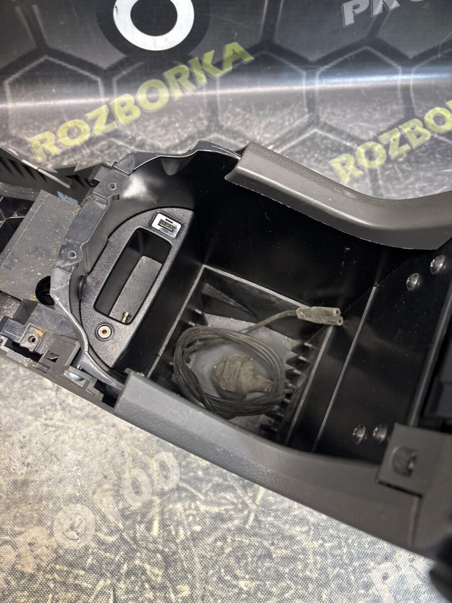 Підлокітник з перетворювачем напруги 12-230v FORD KUGA MK1 08-12 - Зображення 4