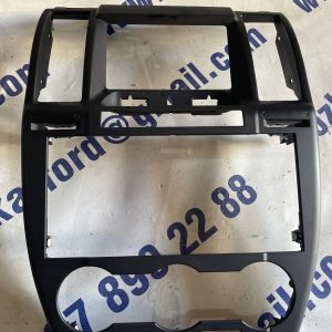 Накладка центральної панелі магнітоли Land Rover Freelander 2 L359 06-14