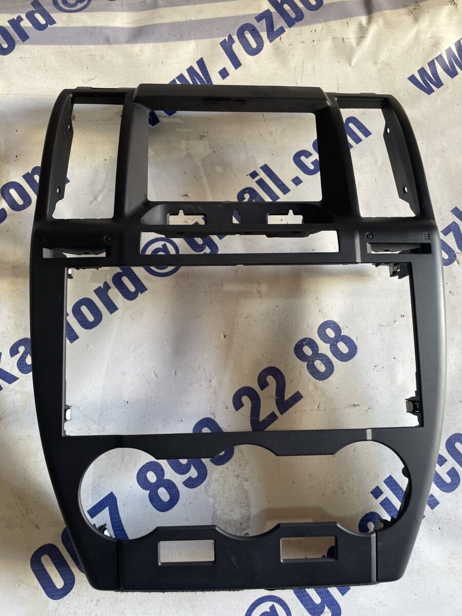 Накладка центральної панелі магнітоли Land Rover Freelander 2 L359 06-14