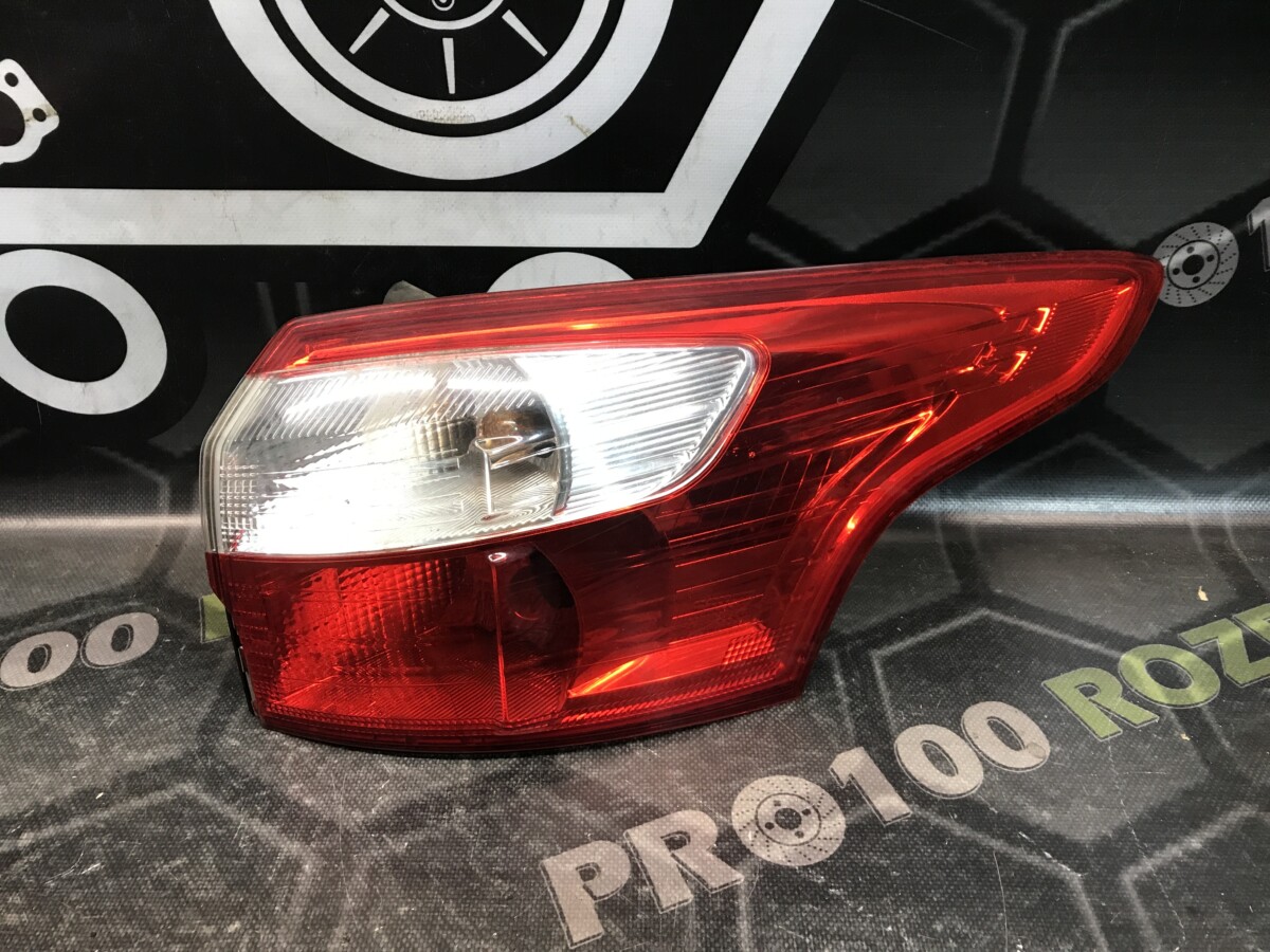 Ліхтар задній правий універсал ДЕФЕКТ FORD Focus MK3 (11-14)