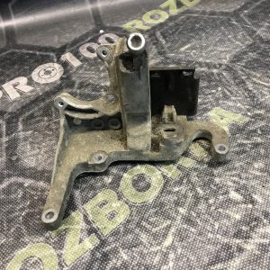 Кронштейн колектора впускного FORD Focus MK3 (11-14)
