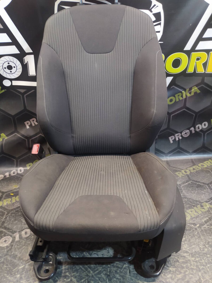 Сидіння переднє ліве Ford Focus MK3 (11-14)