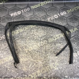 Ущільнювач дверей правий задній хетчбек Opel Astra J (09-15)