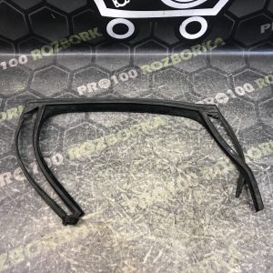 Ущільнювач дверей лівий задній хетчбек Opel Astra J (09-15)