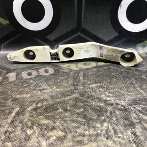 Кронштейн переднього бампера правий FORD Focus MK2 08-11