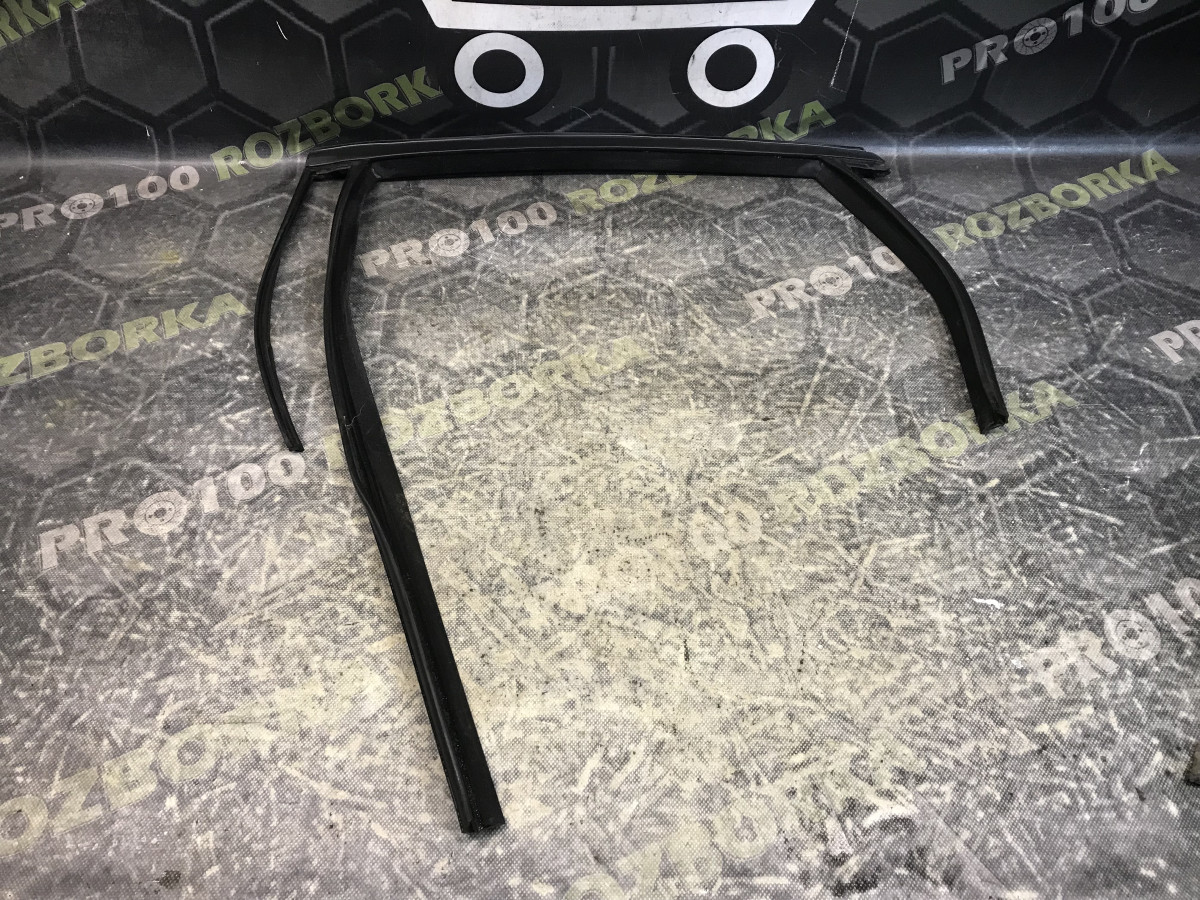 Ущільнювач рамка скла двері лівий зад універсал FORD Focus MK3 (11-18)