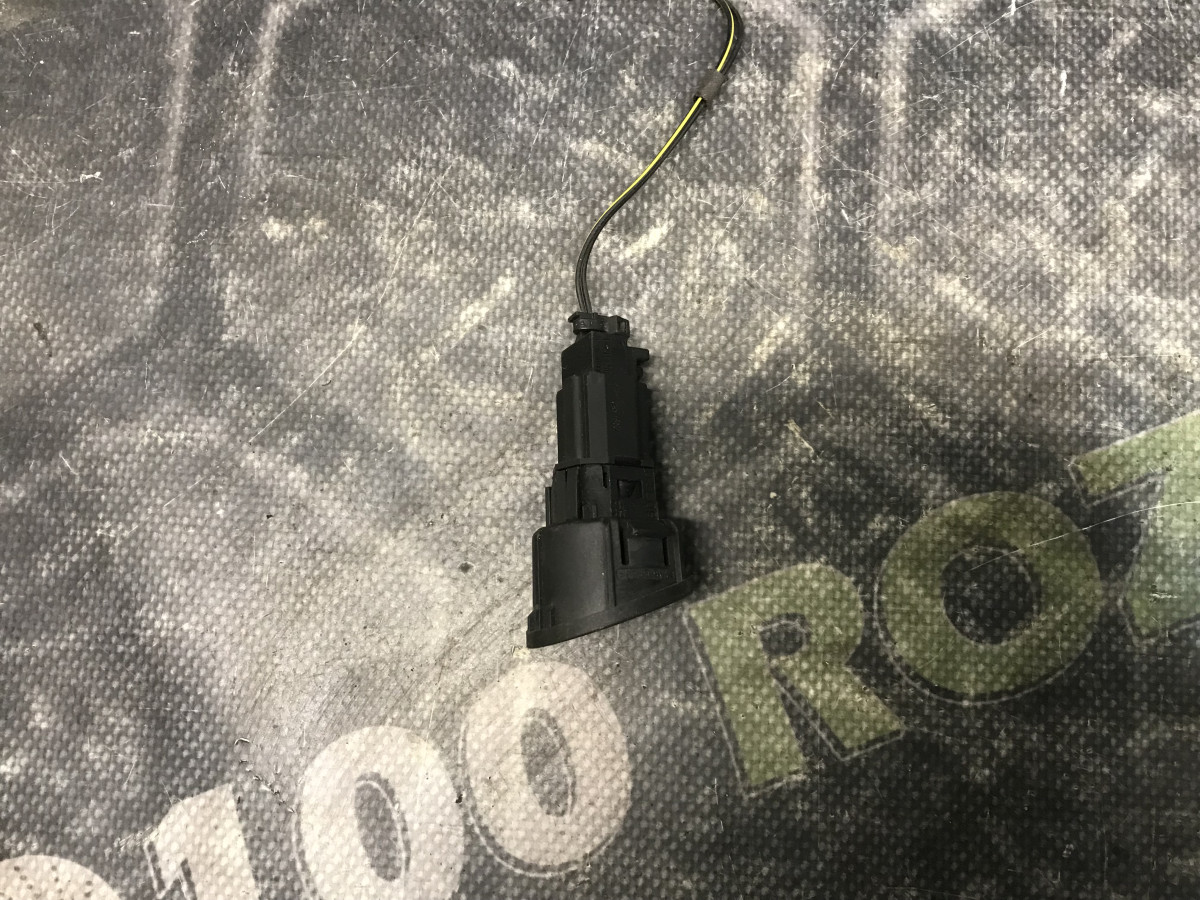 Кнопка відкриття багажника Ford Fiesta MK6 02-08 - Зображення 2