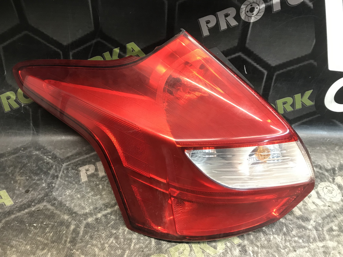 Ліхтар задній лівий хетчбек дефект FORD Focus MK3 (11-14)