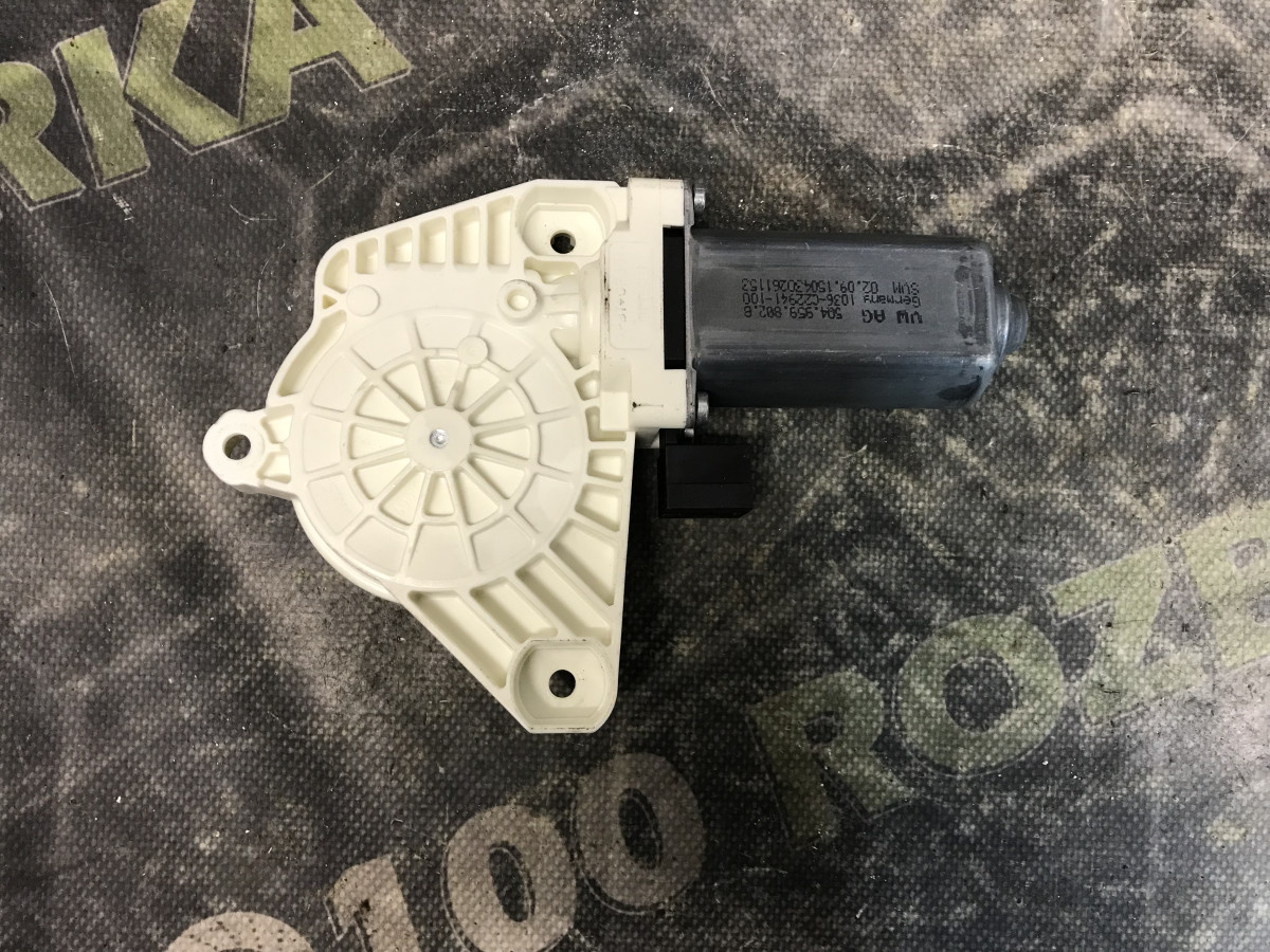 Моторчик склопідйомника дверей передньої правої Volkswagen Passat B8 14-23