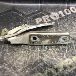 Петля капота права Volkswagen Passat B8 14-23