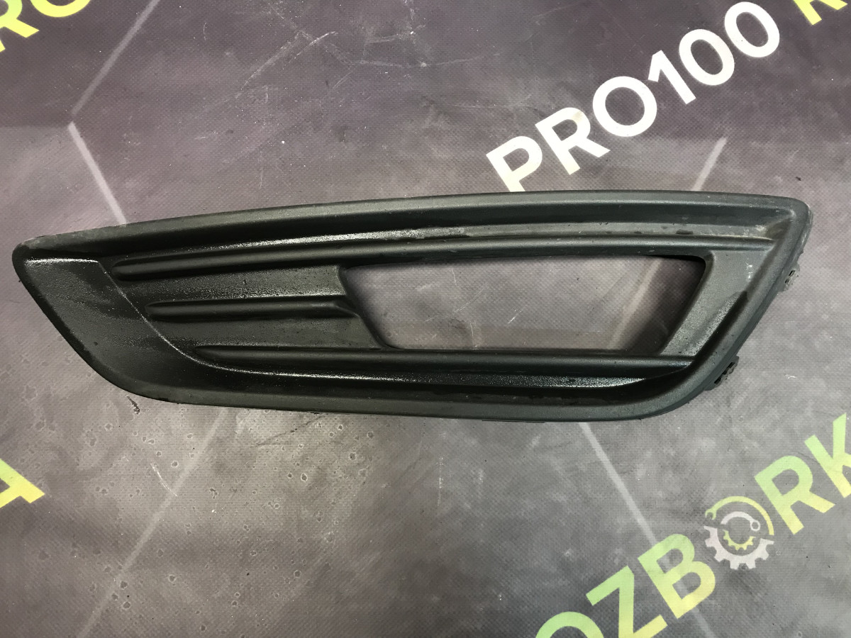 Накладка решітка протитуманної фари ліва Ford Focus MK3 (14-18)