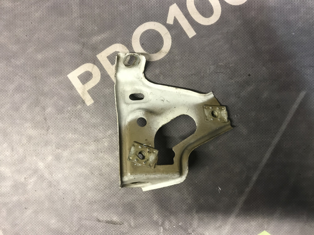 Кронштейн правого крила Opel Astra J 09-15