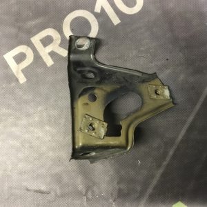 Кронштейн правого крила Opel Astra J 09-15