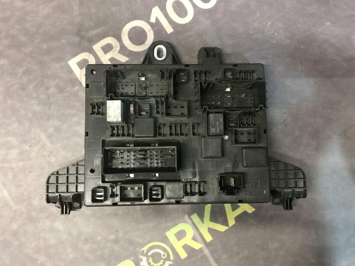 Блок запобіжників 1.3D Opel Astra J 09-15