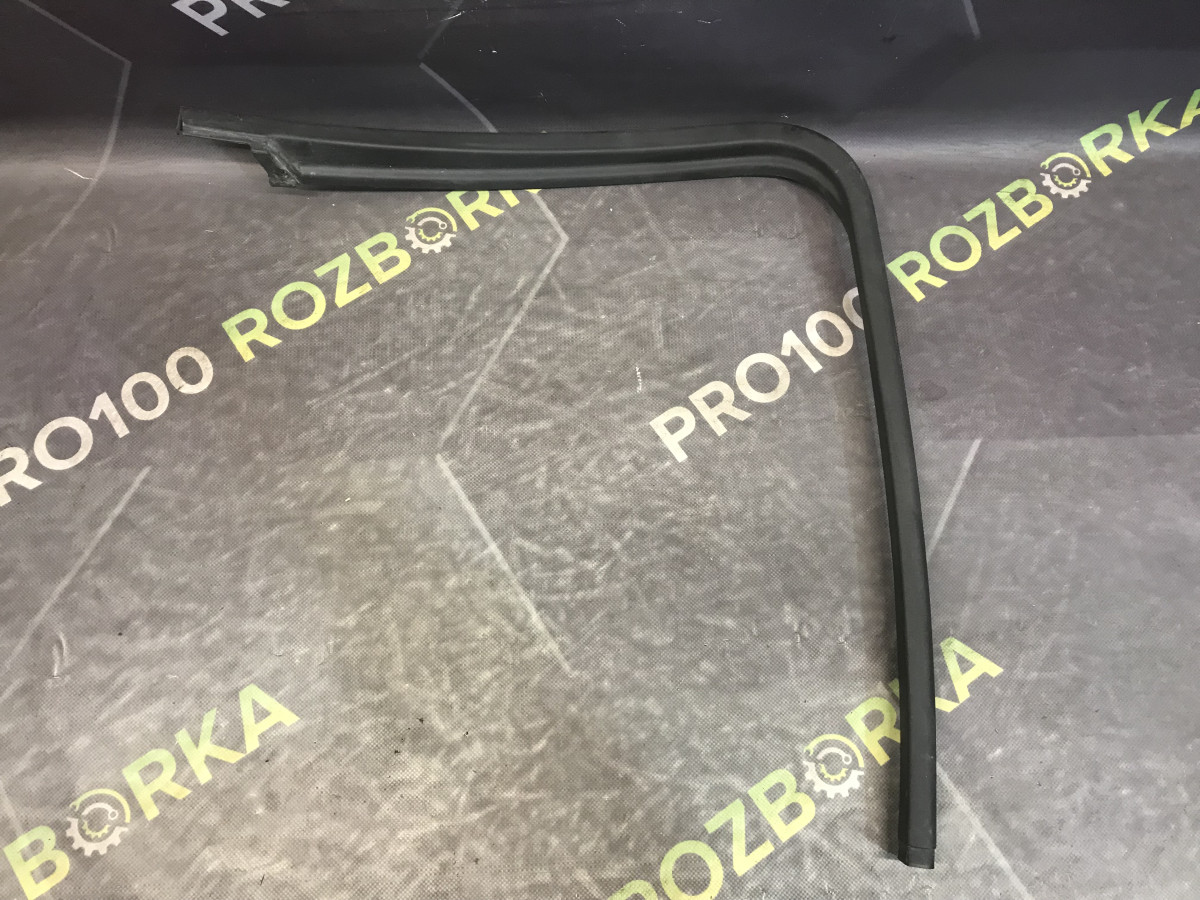 Накладка дверей передньої правої FORD Focus MK2 08-11